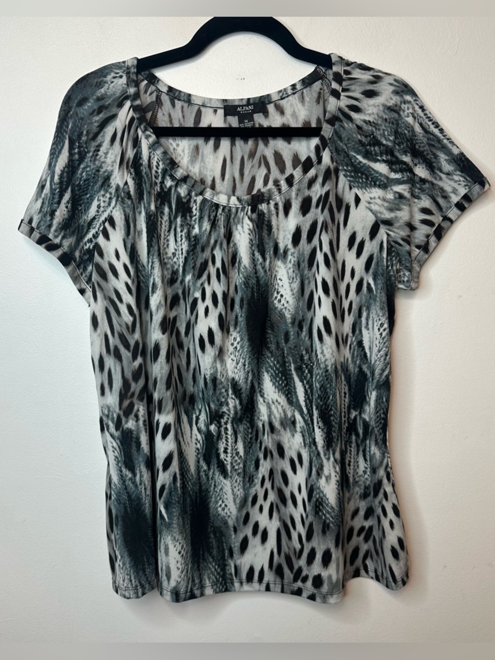 Alfani Women’s Plus Size Black & White Feather Blouse Short Sleeve 1X